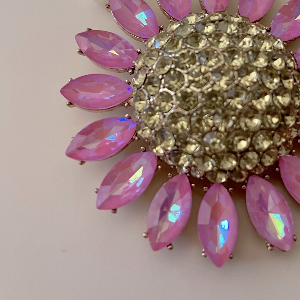 Betsey Johnson NWT Bee Mine pink jewel Daisy necklace with pearls - Picture 10 of 10